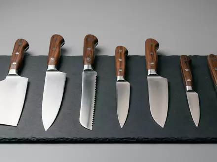 Fotorealistische Studioaufnahme von Messerset zum Thema Wüsthof Classic Ikon Messerset, klare Lichtfuehrung - Foto: THN