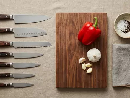Flatlay-Arrangement rund um Messerset zum Thema Wüsthof Classic Ikon Messerset, weiches Oberlicht - Foto: THN