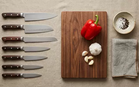 Flatlay-Arrangement rund um Messerset zum Thema Wüsthof Classic Ikon Messerset, weiches Oberlicht - Foto: THN