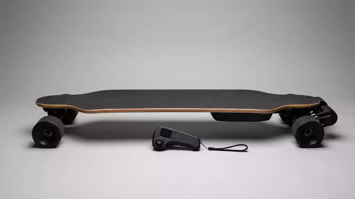 Fotorealistische Studioansicht von Elektro-Skateboard in neutraler Produktdarstellung