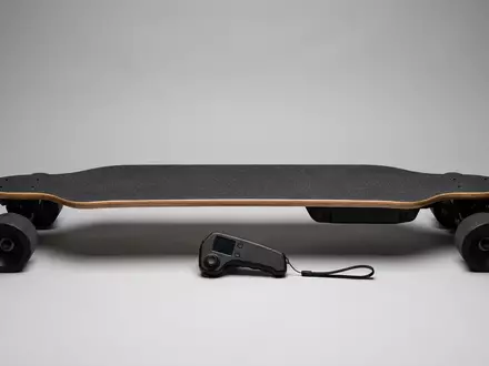 Fotorealistische Studioaufnahme von Elektro-Skateboard zum Thema WowGo 2S Pro Elektrisches, klare Lichtfuehrung - Foto: THN