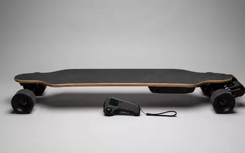 Fotorealistische Studioaufnahme von Elektro-Skateboard zum Thema WowGo 2S Pro Elektrisches, klare Lichtfuehrung - Foto: THN