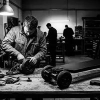 Schwarzweiss-Reportage mit Elektro-Skateboard zum Thema WowGo 2S Pro Elektrisches, hoher Kontrast, sachlich dargestellt - Foto: THN