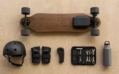 Flatlay-Arrangement rund um Elektro-Skateboard zum Thema WowGo 2S Pro Elektrisches, weiches Oberlicht - Foto: THN