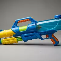 Fotorealistische Studioaufnahme von Wasserpistole zum Thema X-Shot Kinder Hydro Hurricane, klare Lichtfuehrung - Foto: THN