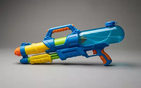 Fotorealistische Studioaufnahme von Wasserpistole zum Thema X-Shot Kinder Hydro Hurricane, klare Lichtfuehrung - Foto: THN