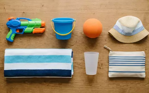 Flatlay-Arrangement rund um Wasserpistole zum Thema X-Shot Kinder Hydro Hurricane, weiches Oberlicht - Foto: THN