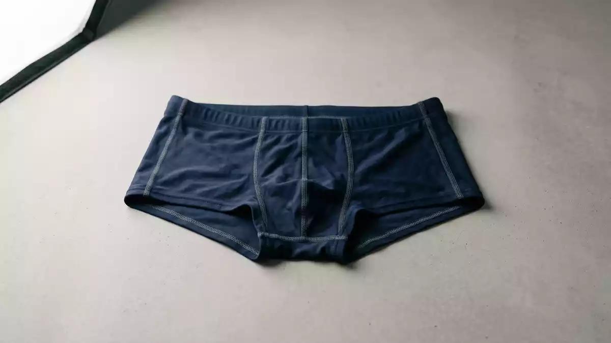 Fotorealistische Studioansicht von Badehose in neutraler Produktdarstellung, neutral