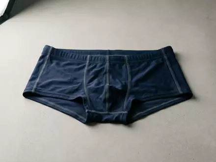 Fotorealistische Studioaufnahme von Badehose zum Thema Tommy Hilfiger Herren Badehose, klare Lichtfuehrung - Foto: THN