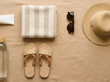 Flatlay-Arrangement rund um Sonnencreme zum Thema La Roche-Posay Anthelios UVMune, weiches Oberlicht - Foto: THN