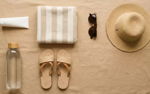 Flatlay-Arrangement rund um Sonnencreme zum Thema La Roche-Posay Anthelios UVMune, weiches Oberlicht - Foto: THN