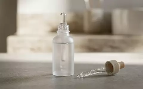 Fotorealistische Studioaufnahme von Gesichtsserum zum Thema Vichy Liftactiv Supreme H.A., klare Lichtfuehrung - Foto: THN