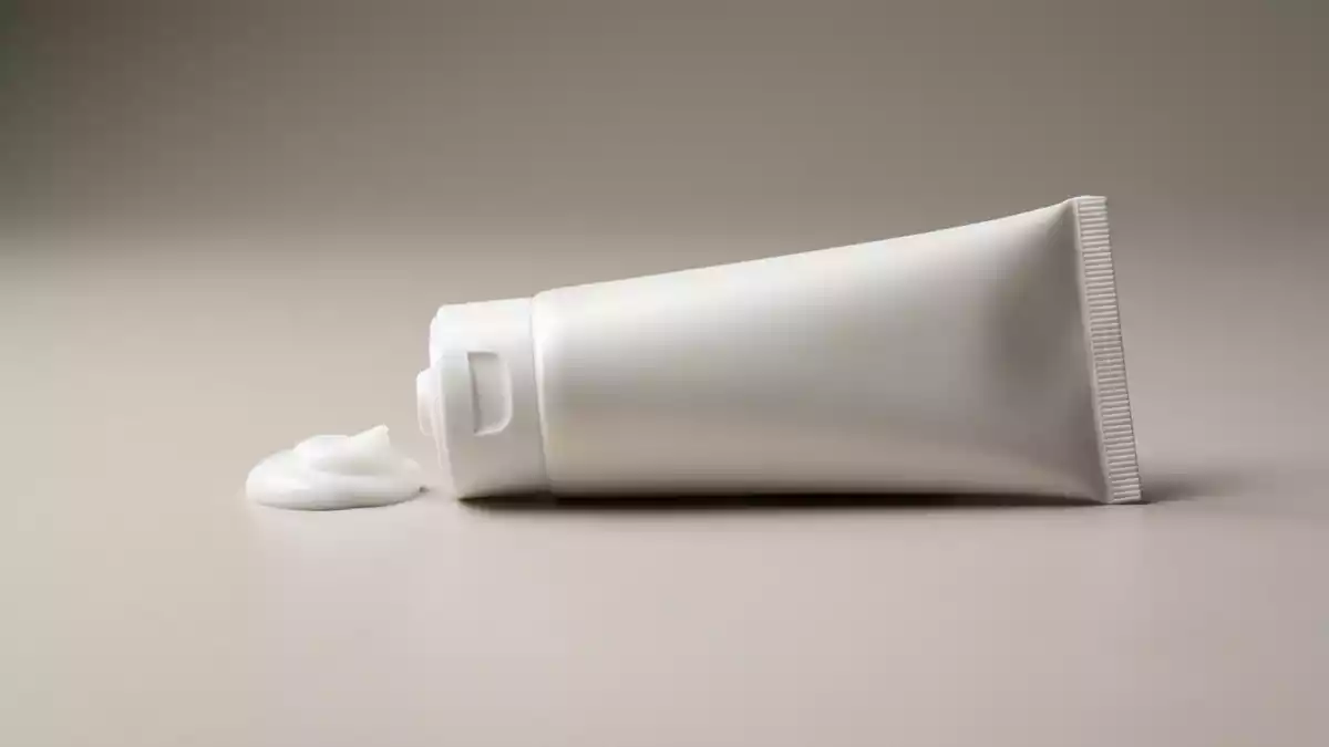 Fotorealistische Studioansicht von Gesichtspflege in neutraler Produktdarstellung