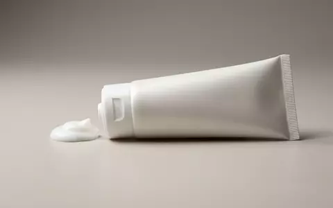 Fotorealistische Studioaufnahme von Gesichtspflege zum Thema Vichy Normaderm Phytosolution Tagespflege, klare Lichtfuehrung - Foto: THN