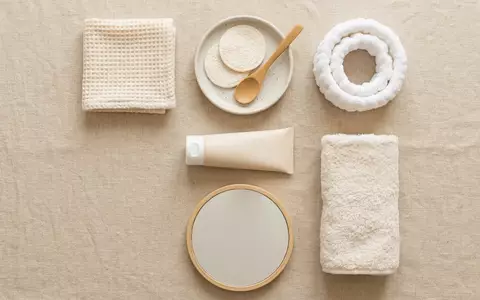 Flatlay-Arrangement rund um Gesichtspflege zum Thema Vichy Normaderm Phytosolution Tagespflege, weiches Oberlicht - Foto: THN