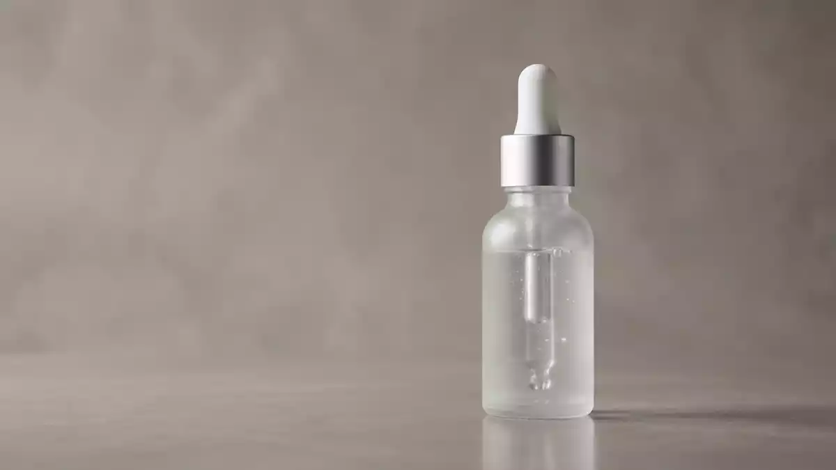 Fotorealistische Studioansicht von Hyaluronserum in neutraler Produktdarstellung