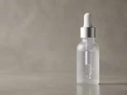 Fotorealistische Studioaufnahme von Hyaluronserum zum Thema Vichy Minéral 89 Hyaluron-Serum, klare Lichtfuehrung - Foto: THN