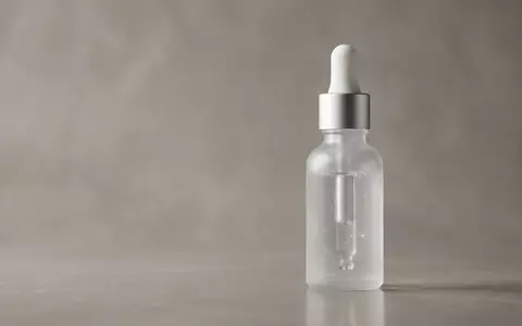 Fotorealistische Studioaufnahme von Hyaluronserum zum Thema Vichy Minéral 89 Hyaluron-Serum, klare Lichtfuehrung - Foto: THN