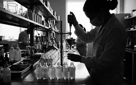 Schwarzweiss-Reportage mit Hyaluronserum zum Thema Vichy Minéral 89 Hyaluron-Serum, hoher Kontrast, sachlich dargestellt - Foto: THN