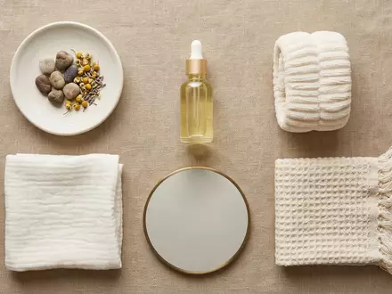Flatlay-Arrangement rund um Hyaluronserum zum Thema Vichy Minéral 89 Hyaluron-Serum, weiches Oberlicht - Foto: THN