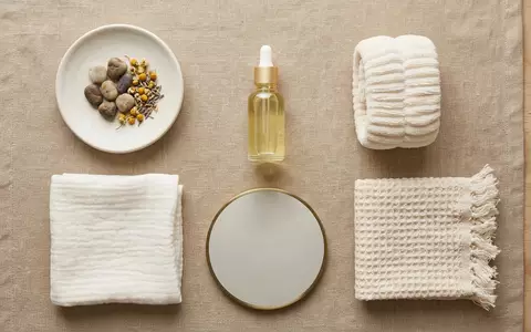 Flatlay-Arrangement rund um Hyaluronserum zum Thema Vichy Minéral 89 Hyaluron-Serum, weiches Oberlicht - Foto: THN