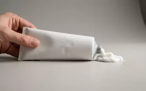 Fotorealistische Studioaufnahme von Koerperbalsam zum Thema La Roche-Posay Lipikar Baume, klare Lichtfuehrung - Foto: THN