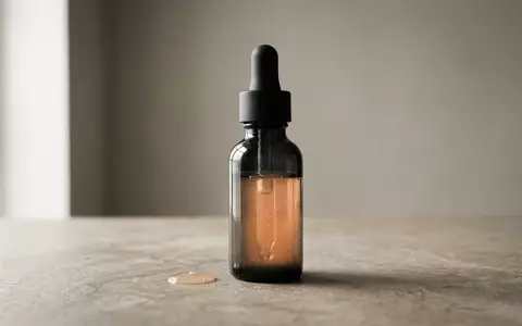 Fotorealistische Studioaufnahme von Peelingserum zum Thema The Ordinary AHA 30%, klare Lichtfuehrung - Foto: THN