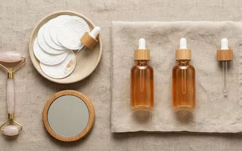 Flatlay-Arrangement rund um Peelingserum zum Thema The Ordinary AHA 30%, weiches Oberlicht - Foto: THN