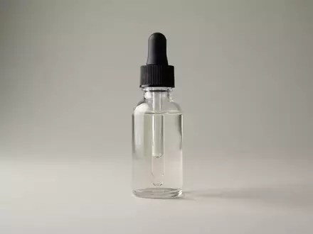 Fotorealistische Studioaufnahme von Gesichtsserum zum Thema The Ordinary Hyaluronic Acid, klare Lichtfuehrung - Foto: THN
