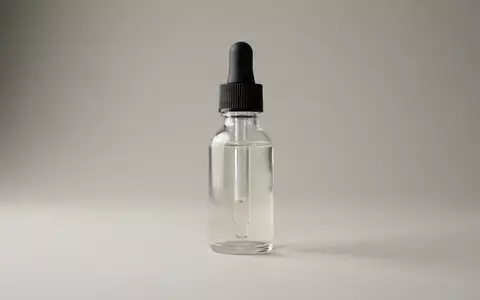 Fotorealistische Studioaufnahme von Gesichtsserum zum Thema The Ordinary Hyaluronic Acid, klare Lichtfuehrung - Foto: THN