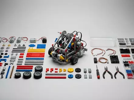 Fotorealistische Studioaufnahme von Robotik-Bausatz zum Thema Thames & Kosmos Robotics, klare Lichtfuehrung - Foto: THN