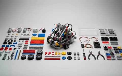 Fotorealistische Studioaufnahme von Robotik-Bausatz zum Thema Thames & Kosmos Robotics, klare Lichtfuehrung - Foto: THN