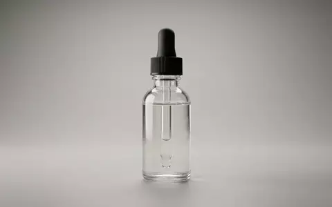 Fotorealistische Studioaufnahme von Gesichtsserum zum Thema The Ordinary Niacinamide 10%, klare Lichtfuehrung - Foto: THN
