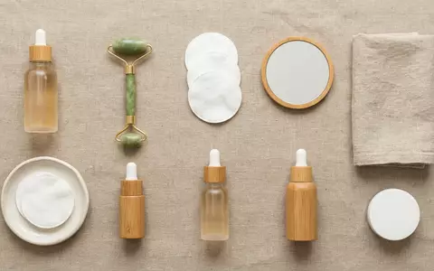 Flatlay-Arrangement rund um Gesichtsserum zum Thema The Ordinary Niacinamide 10%, weiches Oberlicht - Foto: THN