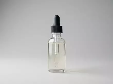 Fotorealistische Studioaufnahme von Gesichtsserum zum Thema The Ordinary Retinol 0.5%, klare Lichtfuehrung - Foto: THN