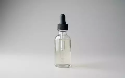 Fotorealistische Studioaufnahme von Gesichtsserum zum Thema The Ordinary Retinol 0.5%, klare Lichtfuehrung - Foto: THN