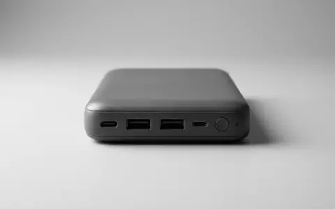 Fotorealistische Studioaufnahme von Powerbank zum Thema Anker PowerCore 26800 mAh, klare Lichtfuehrung - Foto: THN