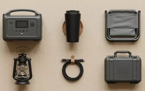 Flatlay-Arrangement rund um Tragbare Powerstation zum Thema Anker SOLIX C1000 Powerstation, weiches Oberlicht - Foto: THN