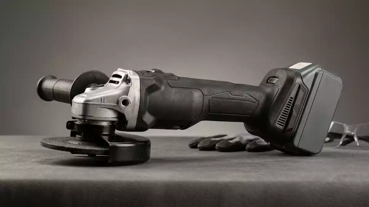 Fotorealistische Studioansicht von Akku-Winkelschleifer in neutraler Produktdarstellung