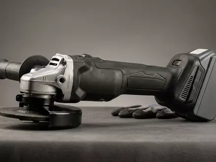 Fotorealistische Studioaufnahme von Akku-Winkelschleifer zum Thema Milwaukee M18 CAG125X-502X Akku-Winkelschleifer, klare Lichtfuehrung - Foto: THN