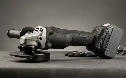 Fotorealistische Studioaufnahme von Akku-Winkelschleifer zum Thema Milwaukee M18 CAG125X-502X Akku-Winkelschleifer, klare Lichtfuehrung - Foto: THN