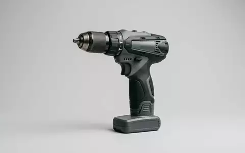 Fotorealistische Studioaufnahme von Akku-Bohrschrauber zum Thema Milwaukee M12 FDDXKIT-202X Compact, klare Lichtfuehrung - Foto: THN