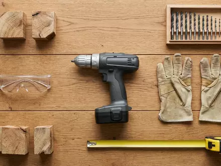 Flatlay-Arrangement rund um Akku-Bohrschrauber zum Thema Milwaukee M12 FDDXKIT-202X Compact, weiches Oberlicht - Foto: THN