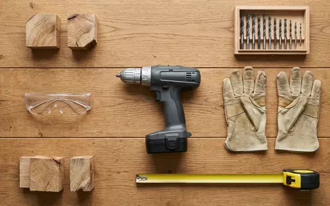 Flatlay-Arrangement rund um Akku-Bohrschrauber zum Thema Milwaukee M12 FDDXKIT-202X Compact, weiches Oberlicht - Foto: THN