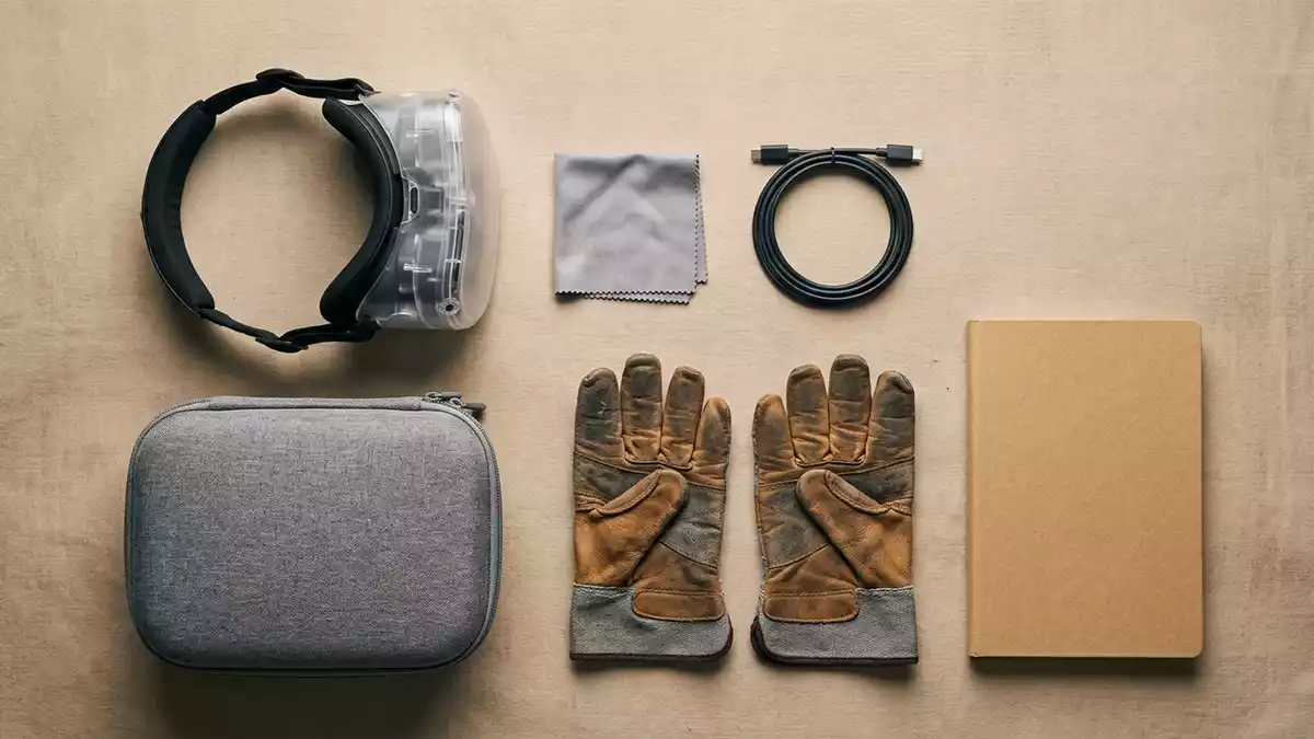 Flatlay-Arrangement rund um Datenbrille mit passenden Requisiten von oben, neutral