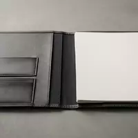 Fotorealistische Studioaufnahme von Dokumentenmappe zum Thema Microsoft 365 Personal, klare Lichtfuehrung, sachlich dargestellt - Foto: THN