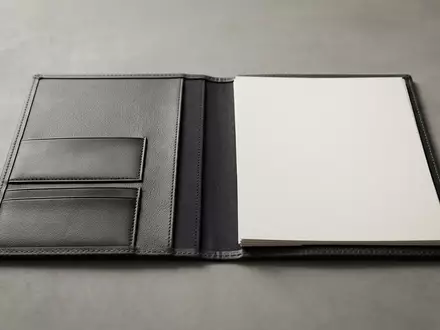 Fotorealistische Studioaufnahme von Dokumentenmappe zum Thema Microsoft 365 Personal, klare Lichtfuehrung, sachlich dargestellt - Foto: THN