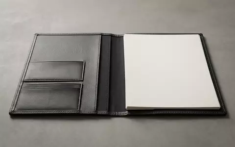Fotorealistische Studioaufnahme von Dokumentenmappe zum Thema Microsoft 365 Personal, klare Lichtfuehrung, sachlich dargestellt - Foto: THN