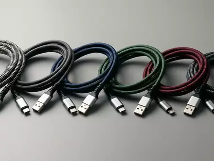 Fotorealistische Studioaufnahme von Datenkabel-Set zum Thema RAVIAD Micro-USB Kabel 3er, klare Lichtfuehrung - Foto: THN