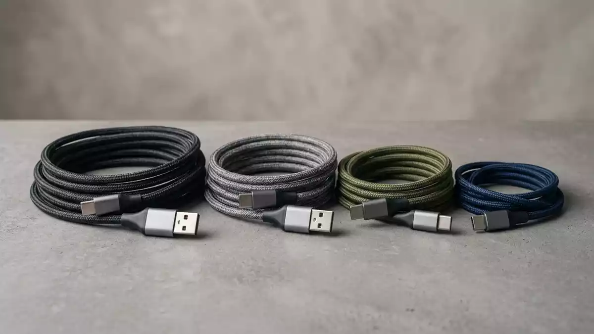Fotorealistische Studioansicht von Ladekabel-Set in neutraler Produktdarstellung